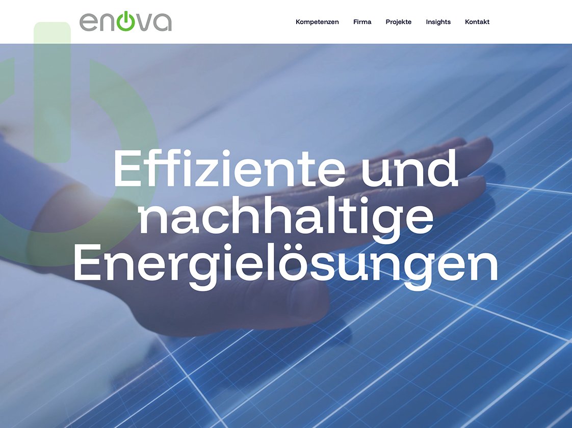 Startseite von enova ag mit Claim «Effiziente und nachhaltige Energielösungen» und Keyvisual Solarzellen, umgesetzt als FantasticWeb im Abo.