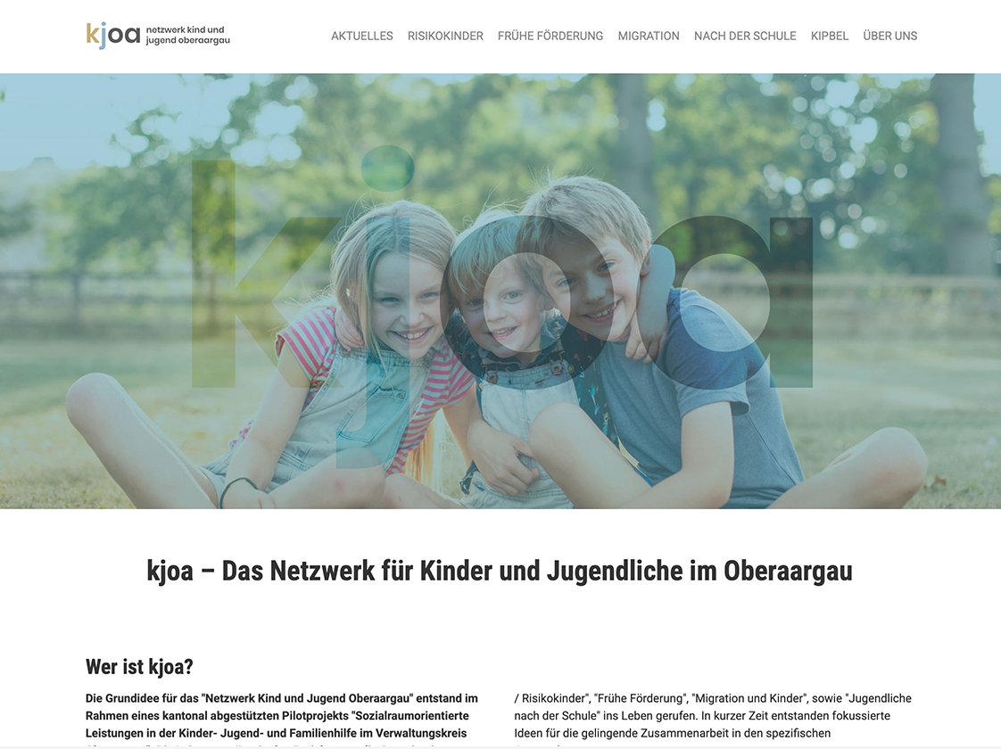 Startseite von kjoa, dem Netzwerk für Kinder und Jugendliche im Oberaargau, mit Headerbild von drei lachenden Kindern im Freien und klar strukturierter Navigation.